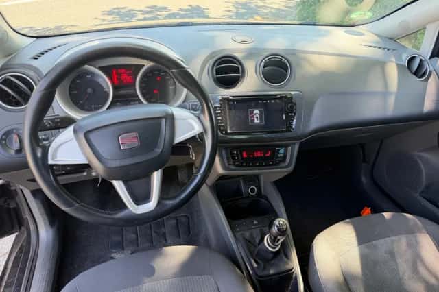 SEAT Ibiza (2011) thumbnail 2