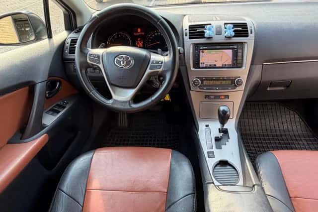 Toyota Avensis (2011) thumbnail 2