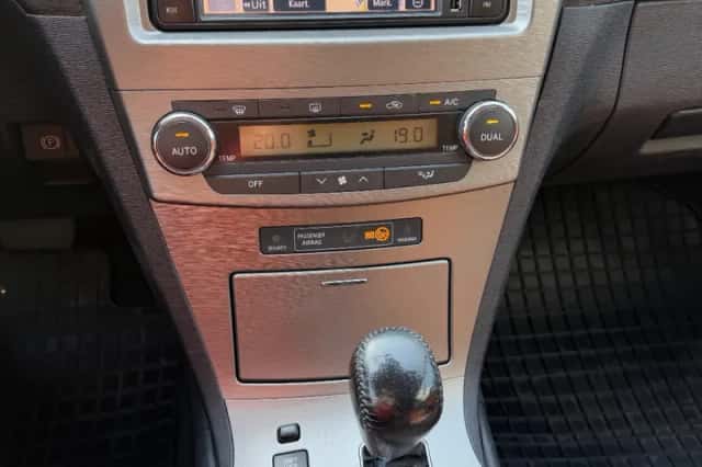 Toyota Avensis (2011) thumbnail 3