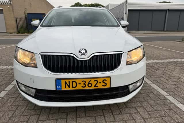 Škoda Octavia (2017) thumbnail 5