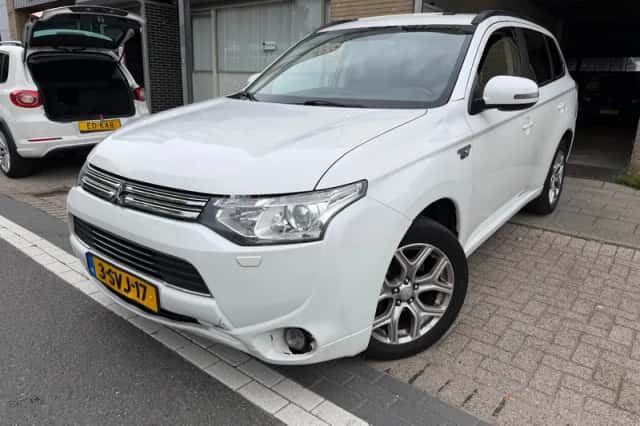 Mitsubishi Outlander (2013) thumbnail 1