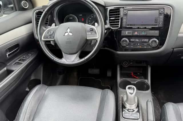 Mitsubishi Outlander (2013) thumbnail 2