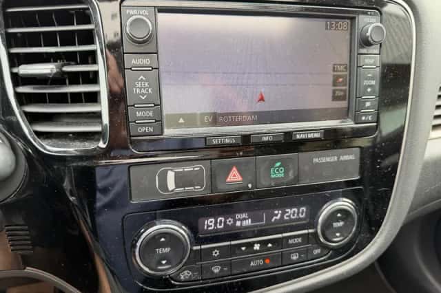 Mitsubishi Outlander (2013) thumbnail 3