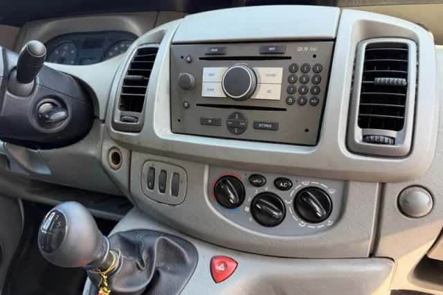 Opel Vivaro (2008) thumbnail 2