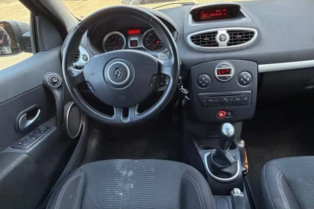 Renault Clio (2011) thumbnail 2