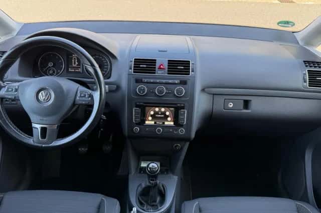 Volkswagen Touran (2015) thumbnail 2