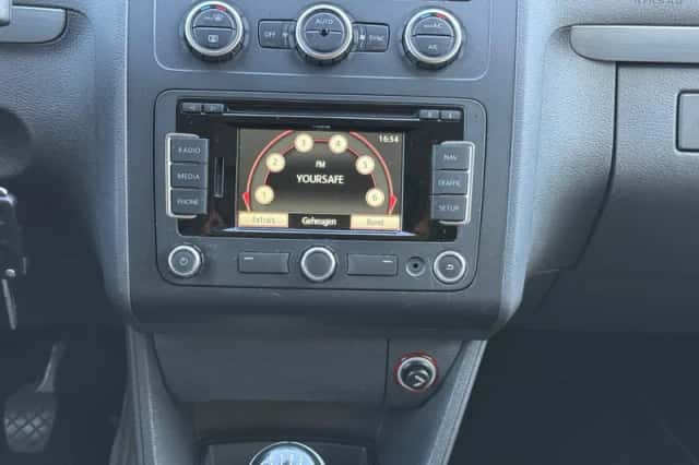 Volkswagen Touran (2015) thumbnail 3