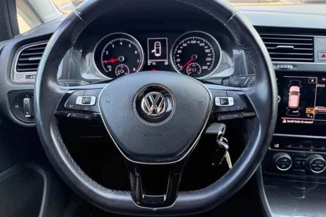 Volkswagen Golf (2017) thumbnail 4
