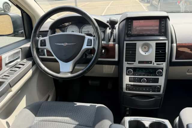 Chrysler GRAND VOYAGER (2010) thumbnail 2