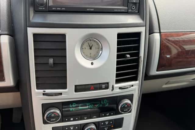 Chrysler GRAND VOYAGER (2010) thumbnail 3