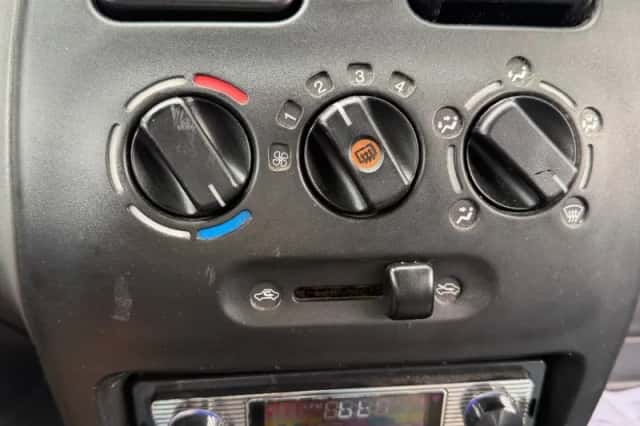 Suzuki WAGON R+ (2002) thumbnail 3