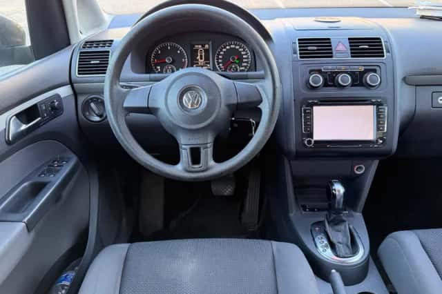Volkswagen Touran (2012) thumbnail 2