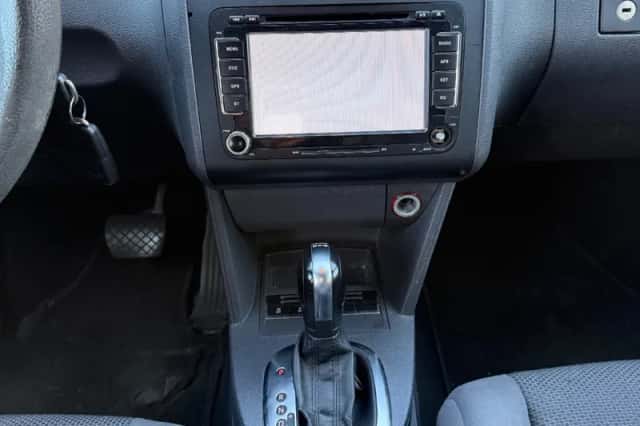 Volkswagen Touran (2012) thumbnail 3