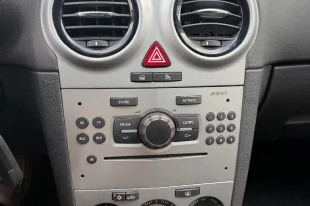Opel Corsa (2011) thumbnail 3