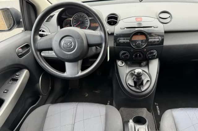 Mazda 2 (2011) thumbnail 2