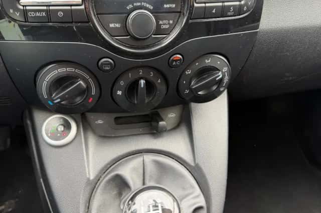 Mazda 2 (2011) thumbnail 3