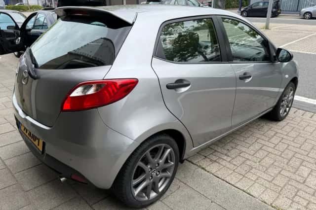 Mazda 2 (2011) thumbnail 6