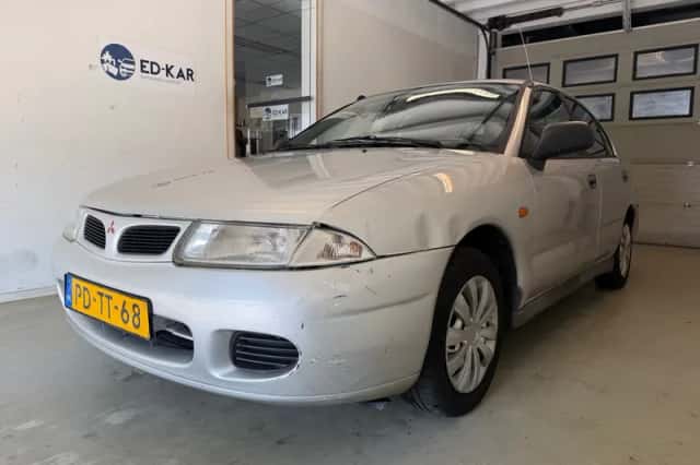 Mitsubishi CARISMA (1996) thumbnail 1