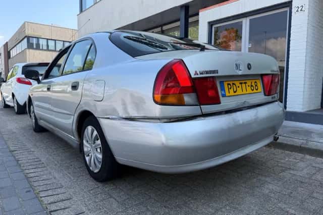 Mitsubishi CARISMA (1996) thumbnail 6
