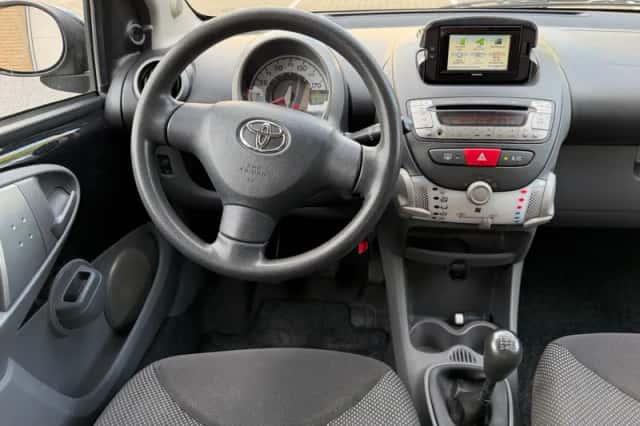 Toyota Aygo (2012) thumbnail 2