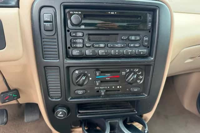 Ford WINDSTAR (2004) thumbnail 3