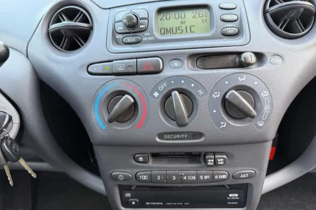 Toyota Yaris (2000) thumbnail 3