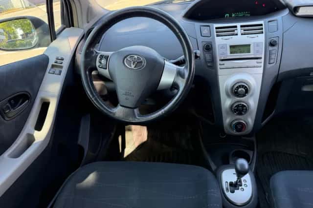 Toyota Yaris (2006) thumbnail 2