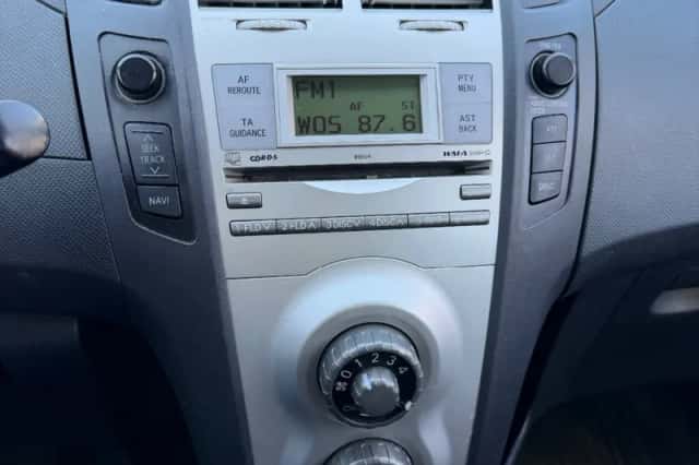 Toyota Yaris (2006) thumbnail 3