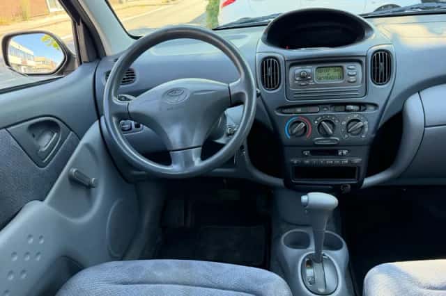 Toyota Yaris (2002) thumbnail 2