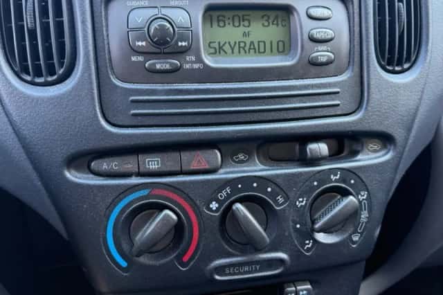 Toyota Yaris (2002) thumbnail 3