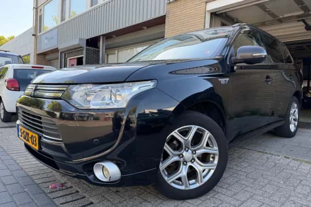 Mitsubishi Outlander (2013) thumbnail 1