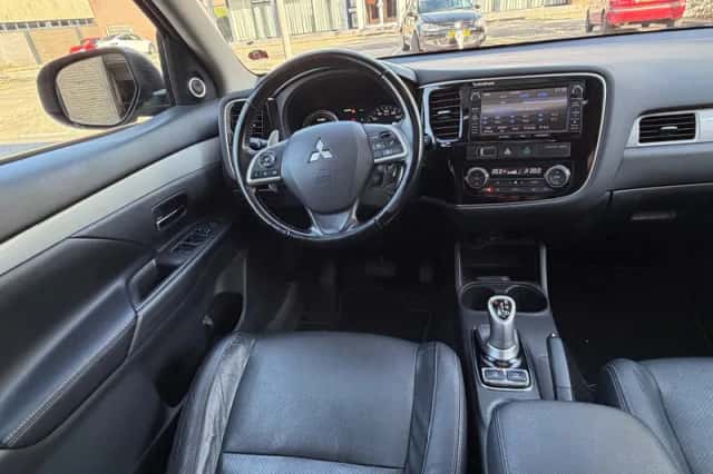 Mitsubishi Outlander (2013) thumbnail 2