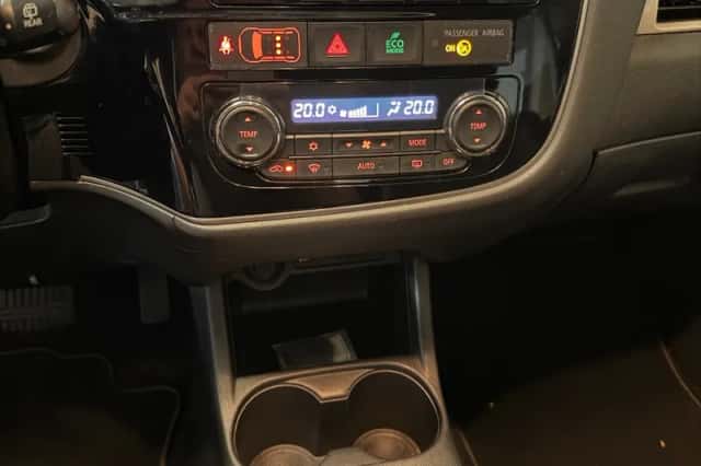Mitsubishi Outlander (2013) thumbnail 3