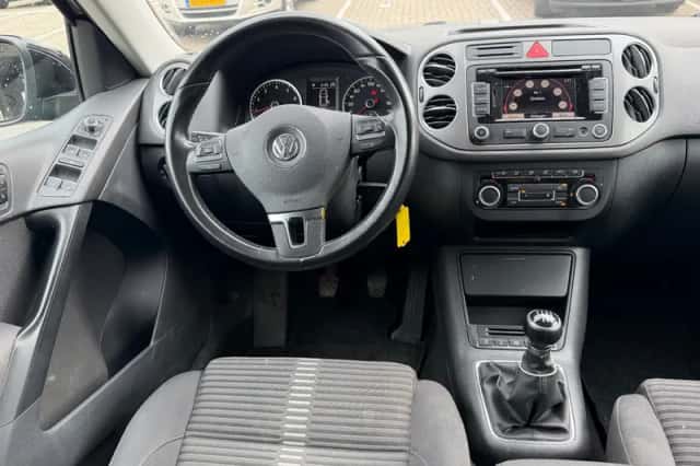 Volkswagen Tiguan (2011) thumbnail 2