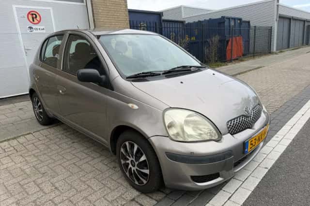 Toyota Yaris (2004) thumbnail 5