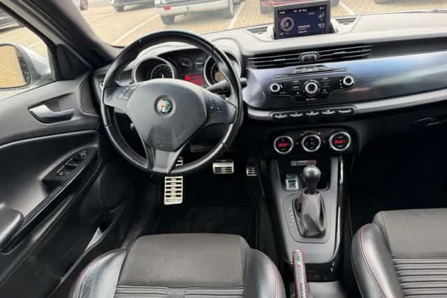 Alfa Romeo Giulietta (2013) thumbnail 2