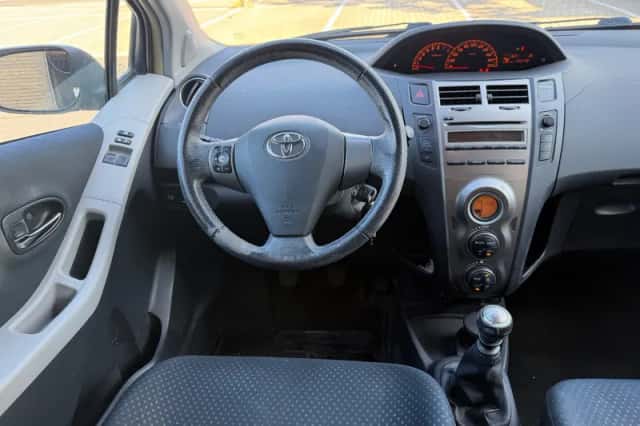 Toyota Yaris (2010) thumbnail 2