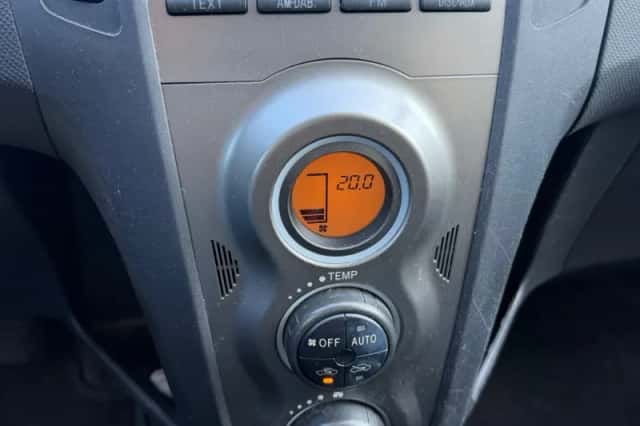 Toyota Yaris (2010) thumbnail 3