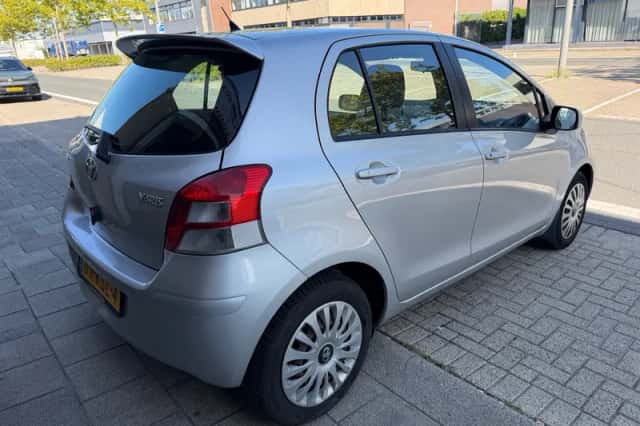 Toyota Yaris (2010) thumbnail 6
