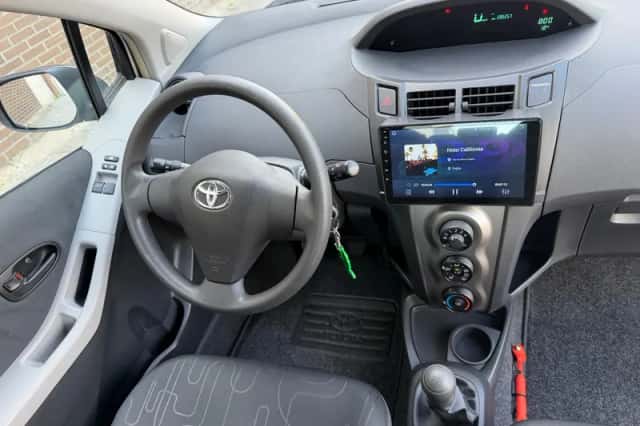 Toyota Yaris (2010) thumbnail 2