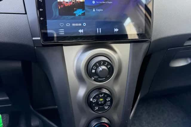Toyota Yaris (2010) thumbnail 3