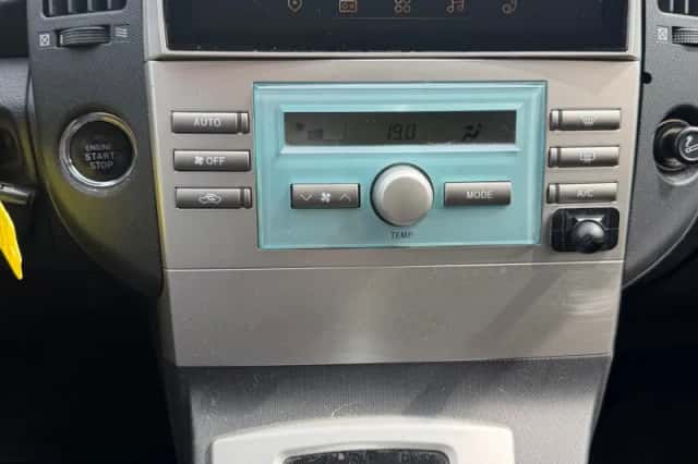 Toyota Corolla (2004) thumbnail 3