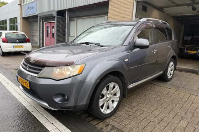 Mitsubishi Outlander (2010) thumbnail 1