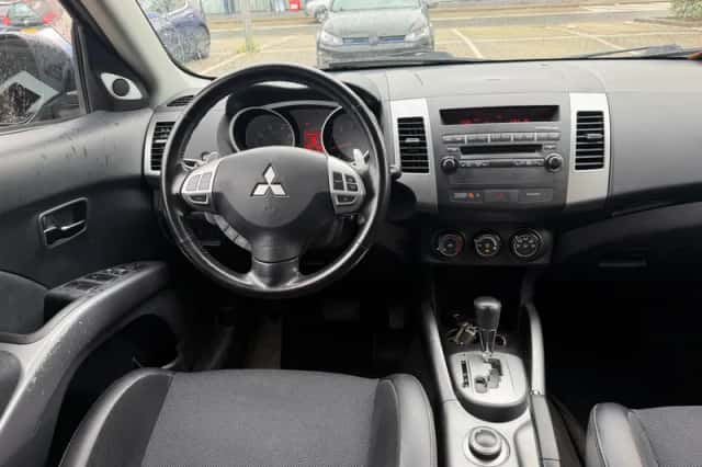 Mitsubishi Outlander (2010) thumbnail 2