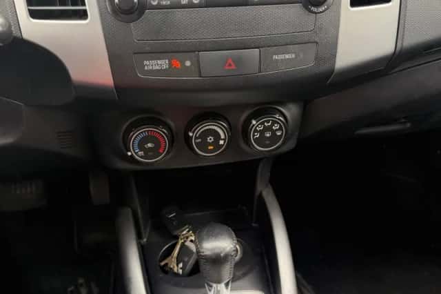 Mitsubishi Outlander (2010) thumbnail 3