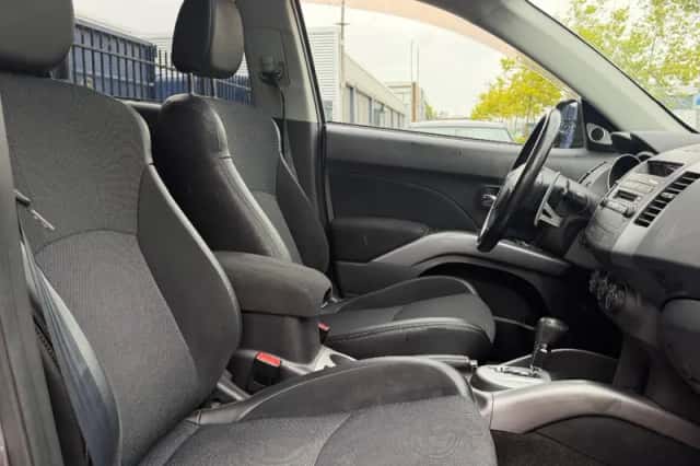 Mitsubishi Outlander (2010) thumbnail 5