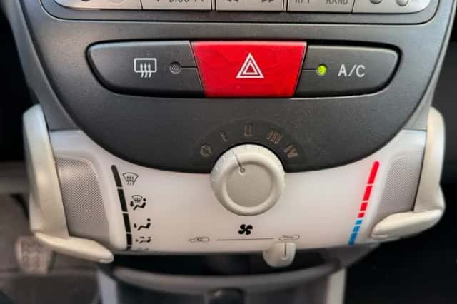 Toyota Aygo (2008) thumbnail 3