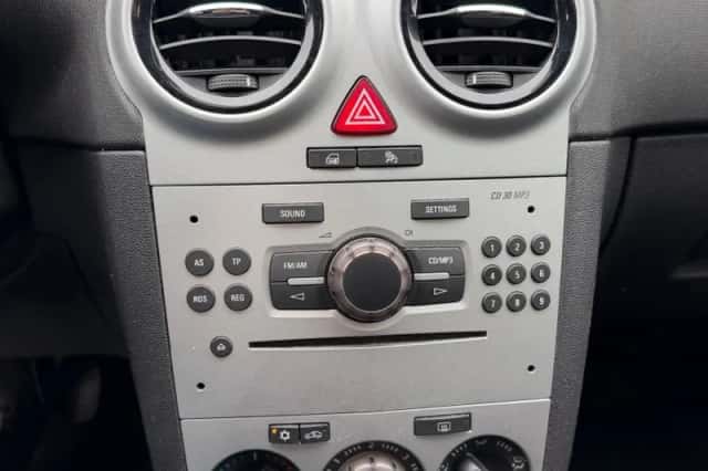 Opel Corsa (2008) thumbnail 3