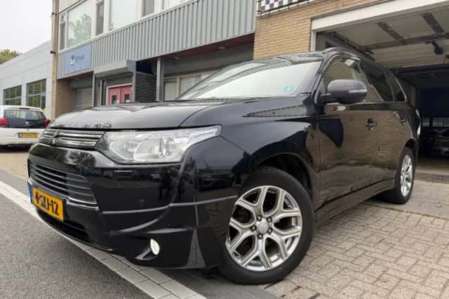 Mitsubishi Outlander (2013) thumbnail 1