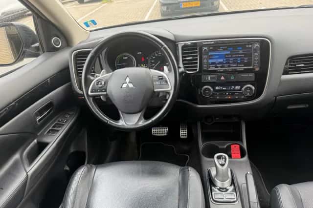 Mitsubishi Outlander (2013) thumbnail 2